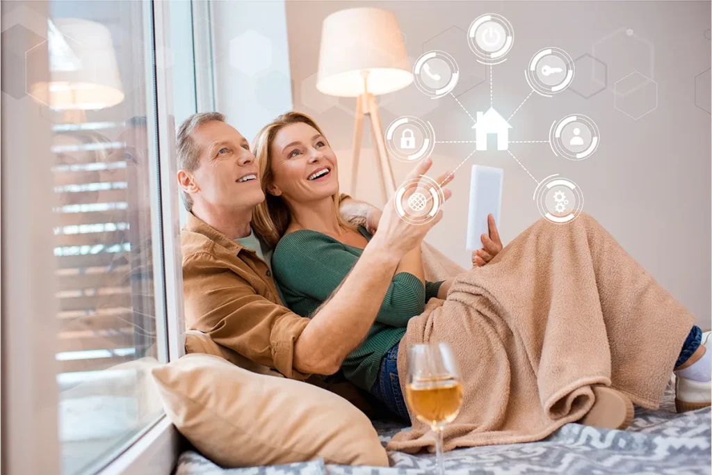 Pärchen nutzt Smart Home Anwendung auf Sofa